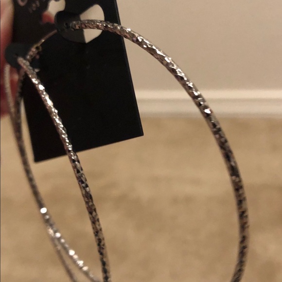 Guess Necklace and Earring set - Picture 4 of 6